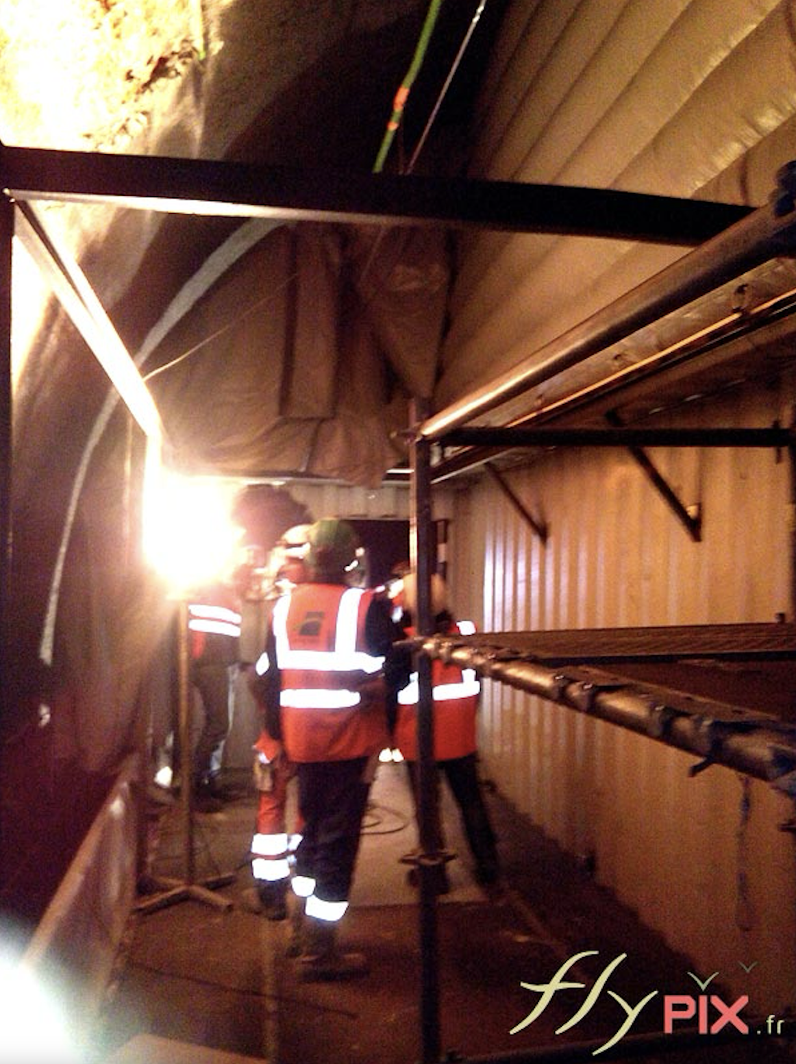 Vue intérieure dans abri gonflable installé pendant l'accomplissement d'un chantier dans un tunnel, pour un métro en milieu urbain, en environnement souterrain.