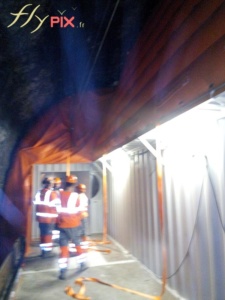 Vue intérieure dans abri gonflable installé pendant l'accomplissement d'un chantier dans un tunnel, pour un métro en milieu urbain, en environnement souterrain.