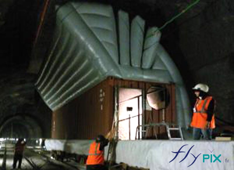 Abri gonflable installé pendant l'accomplissement d'un chantier dans un tunnel, pour un métro en milieu urbain, en environnement souterrain.