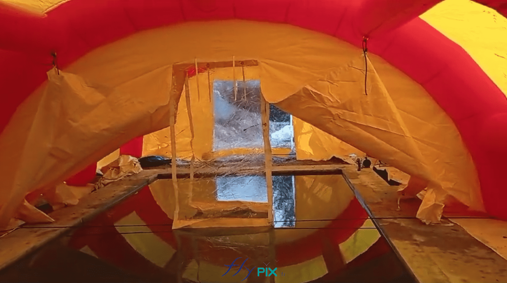 Vue intérieure : abri gonflable de chantier piscine en 2 modules L = 6 m x l = 6 m x H = 2.5 m, air captif. Pignon intermédiaire central pliable et relevable.