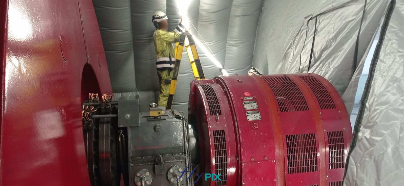 Hydro Exploitation, en Suisse : fabrication sur mesure d'une tente gonflable industrielle en forme de tunnel, enveloppe PVC 0.45 mm double peau capitonnée, ventilée par turbine en permanence.