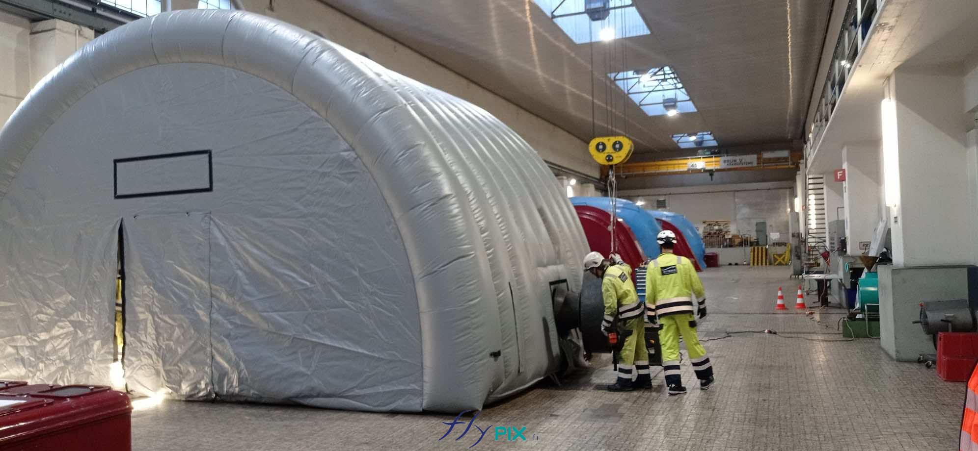 Hydro Exploitation, en Suisse : fabrication sur mesure d'une tente gonflable industrielle en forme de tunnel, enveloppe PVC 0.45 mm double peau capitonnée, ventilée par turbine en permanence.