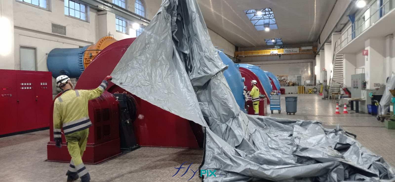 Hydro Exploitation, en Suisse : fabrication sur mesure d'une tente gonflable industrielle en forme de tunnel, enveloppe PVC 0.45 mm double peau capitonnée, ventilée par turbine en permanence.