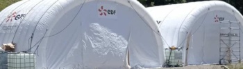 Nous sommes heureux et fiers d'avoir aidé EDF pour résoudre leurs besoins, grâce à la conception et la réalisation de 2 tentes gonflables de stockage. Nous avons réalisé une étude de contraintes physiques, puis la conception et la fabrication sur mesure des 2 hangars gonflables, enfin, nous avons procédé à la pose et l'installation sur leur site industriel à Ventavon. Pendant la mise en œuvre, nous avons aussi réalisé la formation sur place de leurs équipes de techniciens, afin de les rendre les plus autonomes et opérationnels possibles. Les 2 abris gonflables sont des structures en forme de tunnel, air captif, en enveloppe PVC 0.6 mm double peau capitonnée. - Droits réservés reproduction interdite. Copyright FlyPix.