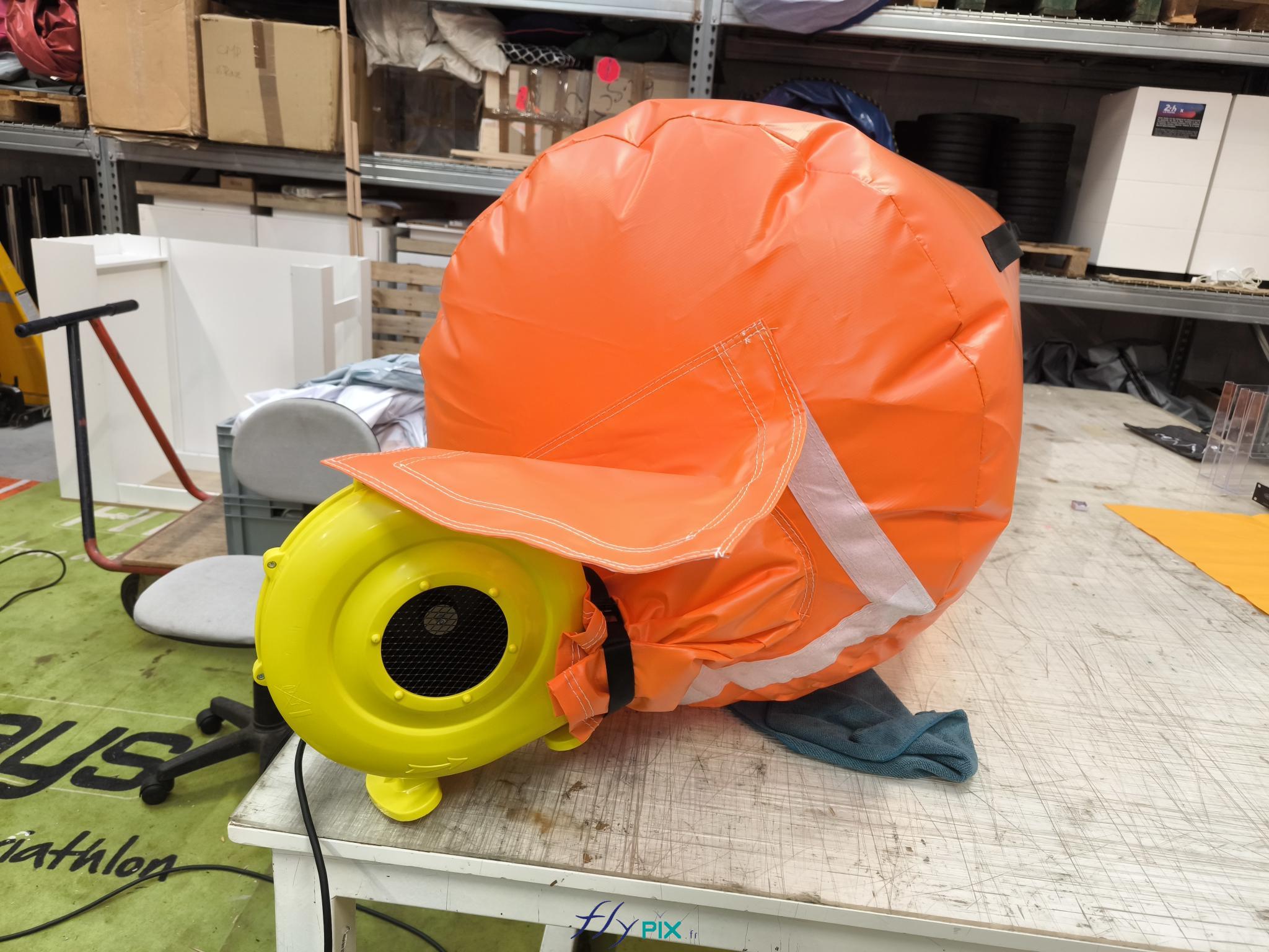 , SNCF : fabrication d’un boudin gonflable, ventilé par turbine en permanence, enveloppe PVC 0.45 mm simple peau, Test de gonflage et de mise en pression de la structure gonflable ventilée par une turbine en permanence, pour le boudin gonflable fabriqué pour la SNCF.