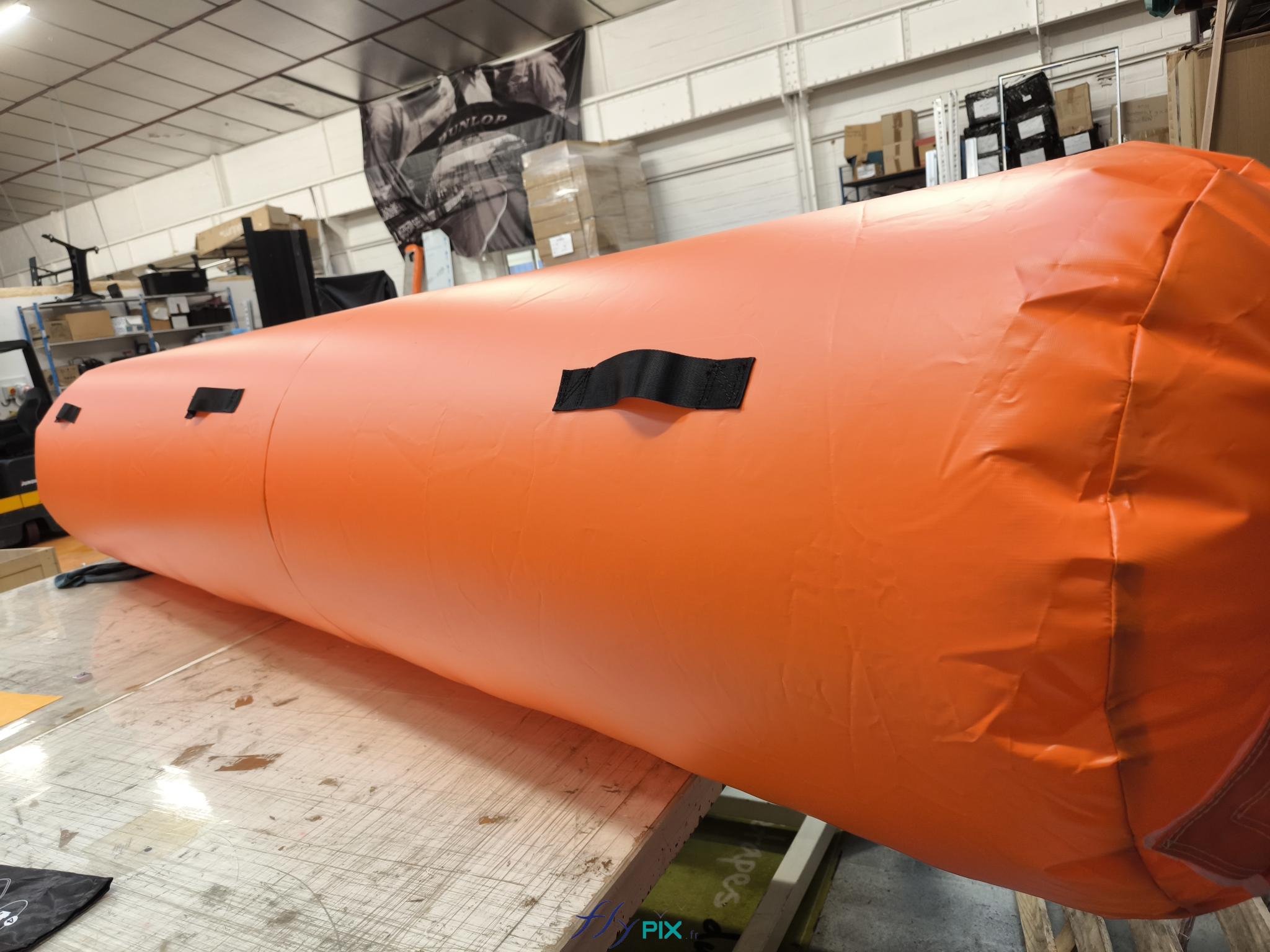 , SNCF : fabrication d’un boudin gonflable, ventilé par turbine en permanence, enveloppe PVC 0.45 mm simple peau, Vue générale du boudin gonflable conçu et fabriqué sur mesure pour la SNCF, une structure gonflable en enveloppe PVC 0.45 mm simple peau, ventilée par une turbine en permanence.