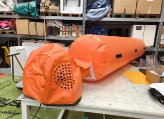 Vue générale du boudin gonflable conçu et fabriqué sur mesure pour la SNCF, une structure gonflable en enveloppe PVC 0.45 mm simple peau, ventilée par une turbine en permanence. Caisson de réduction de bruit pour la turbine.
