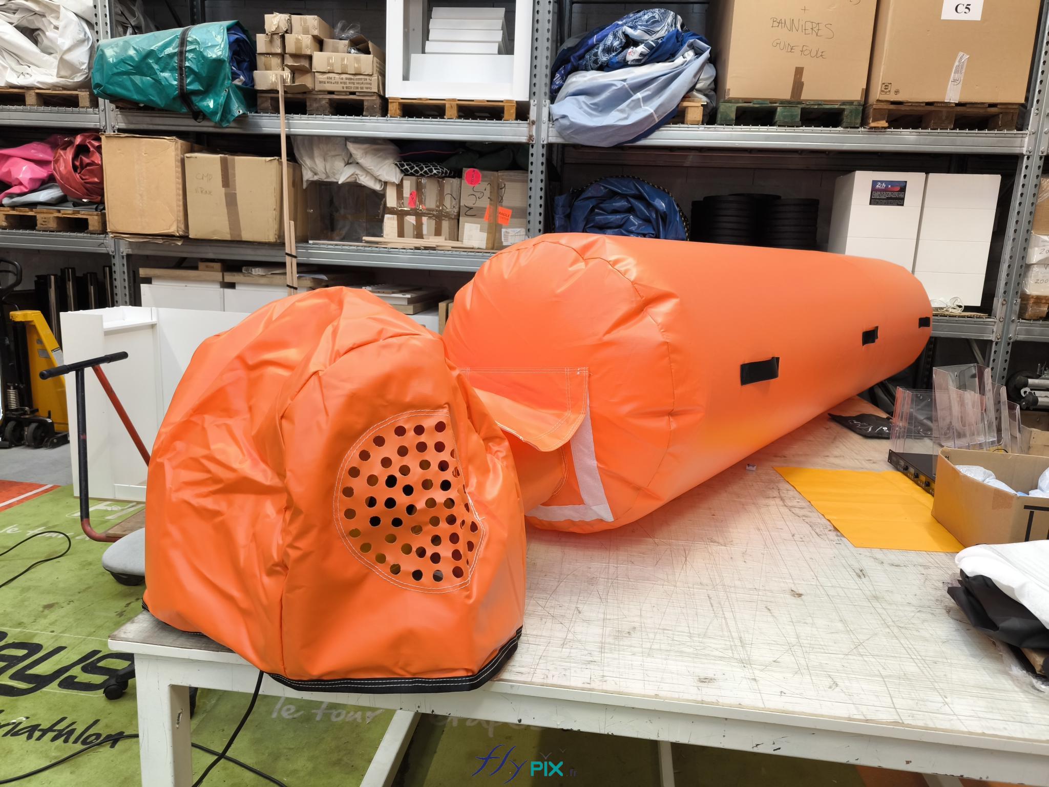 , SNCF : fabrication d’un boudin gonflable, ventilé par turbine en permanence, enveloppe PVC 0.45 mm simple peau, Vue générale du boudin gonflable conçu et fabriqué sur mesure pour la SNCF, une structure gonflable en enveloppe PVC 0.45 mm simple peau, ventilée par une turbine en permanence. Caisson de réduction de bruit pour la turbine.