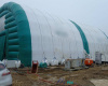 , ALTRAD / PREZIOSO : grand hangar gonflable industriel, air captif, double peau capitonnée,  Chantier de dépollution de site : 2 modules de hangar gonflable de S = 200 m2, soit S = 400 m2 de surface, tunnel, enveloppe PVC 0.45 mm double peau capitonnée