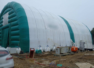 Chantier de dépollution de site : 2 modules de hangar gonflable de S = 200 m2, soit S = 400 m2 de surface, tunnel, enveloppe PVC 0.45 mm double peau capitonnée