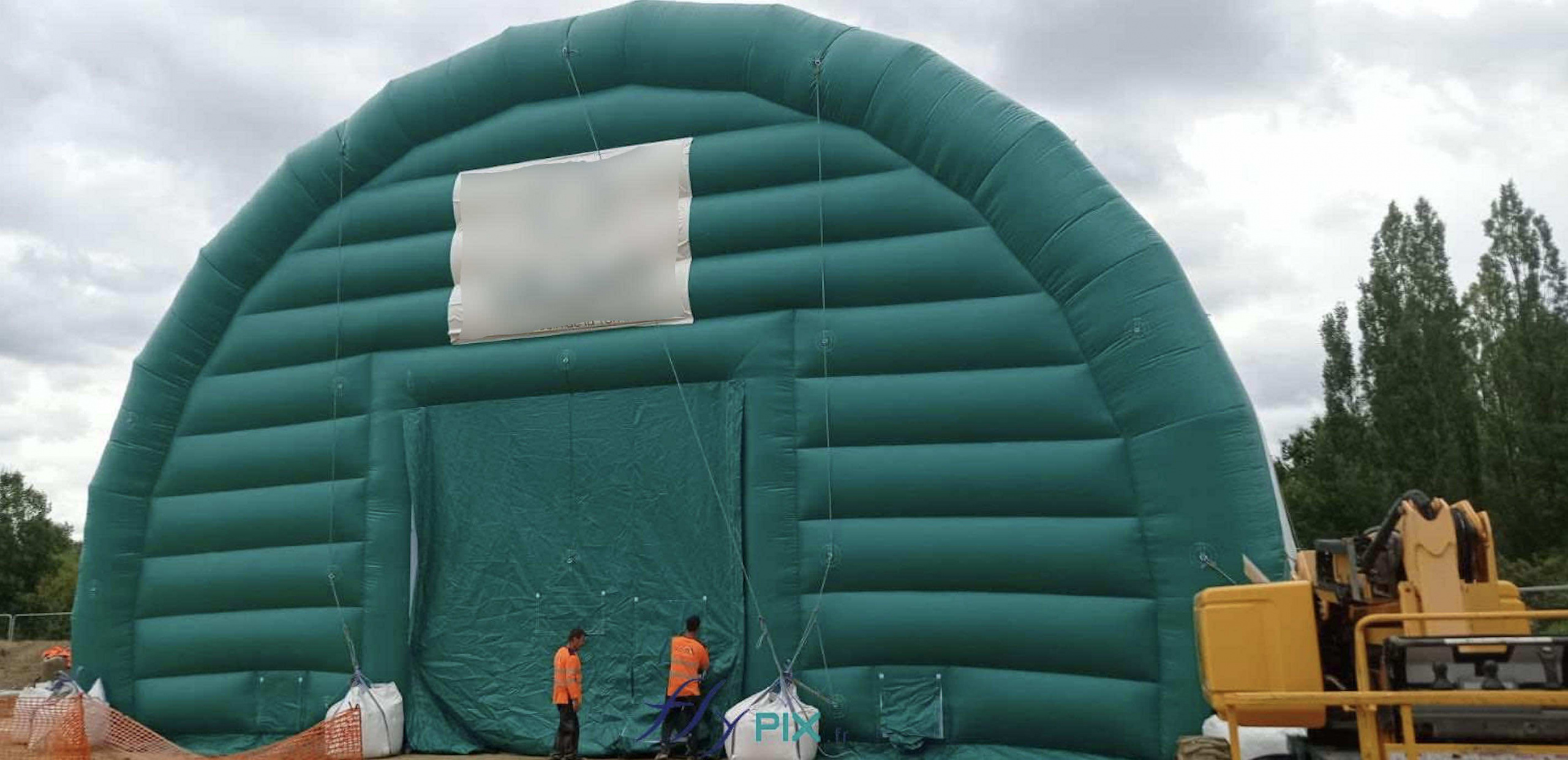 , Chantier de dépollution de site : 2 modules de hangar gonflable de S = 200 m2, soit S = 400 m2 de surface utile de travail,  Dans le cadre d’un chantier de dépollution de site industriel, une entreprise spécialisée dans ce domaine nous a sollicité pour la fabrication sur mesure de 2 grands hangars gonflables de S = 200 m2, pour une surface de travail utile de S = 400 m2 en tout.