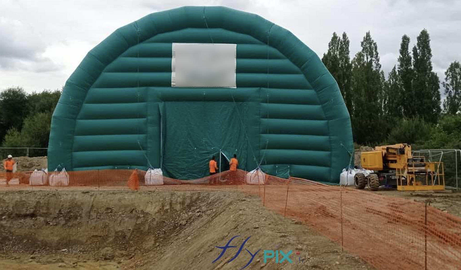 , Chantier de dépollution de site : 2 modules de hangar gonflable de S = 200 m2, soit S = 400 m2 de surface utile de travail,  Les 2 modules de dimensions unitaires L = 12,5 m x l = 16 m x H = 8 m, en forme de tunnel, entièrement en enveloppe PVC 0.45 mm double peau capitonnée.