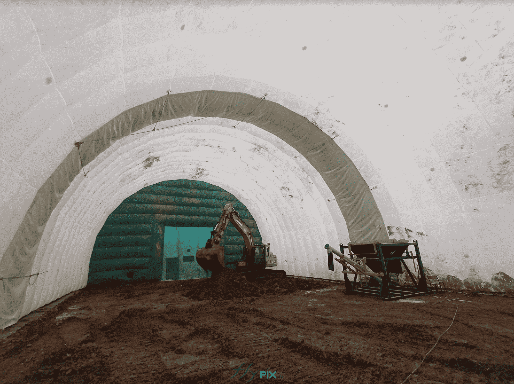 , Chantier de dépollution de site : 2 modules de hangar gonflable de S = 200 m2, soit S = 400 m2 de surface utile de travail,  Vue intérieure : une très grande surface utile de travail d'un seul tenant, de 400 m2 utiles.