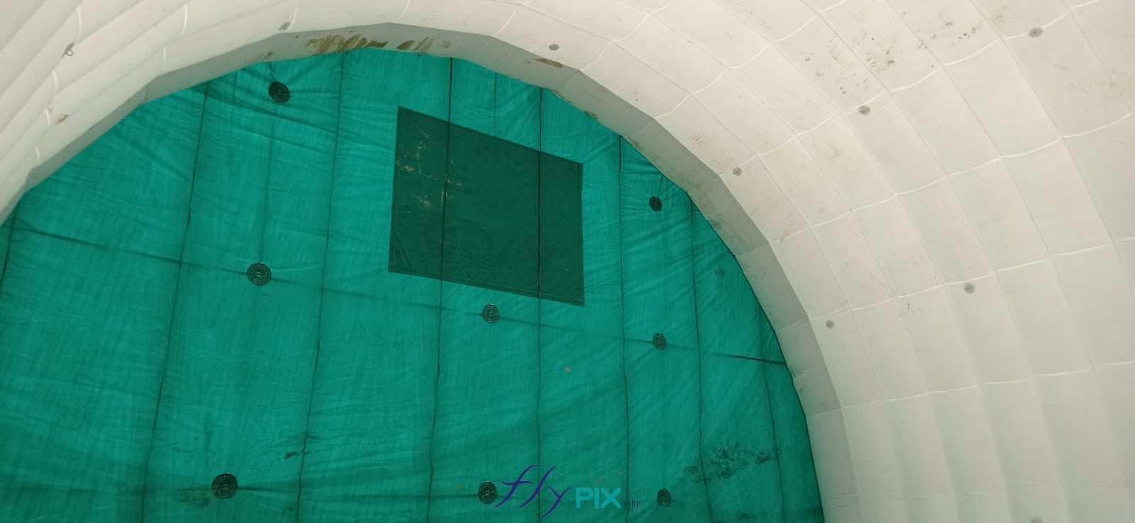 , Chantier de dépollution de site : 2 modules de hangar gonflable de S = 200 m2, soit S = 400 m2 de surface utile de travail,  Vue depuis l’intérieur du module de tente gonflable de chantier, une fois installé et positionné. Le volume et la surface utile, ici de 200 m2, et la hauteur de la clef de voute de H = 8 m, sont essentiels pour les manoeuvres des machines et les besoins du chanrier. – Photo : copyright FlyPix/Vivien LAÏLLE, droits réservés.