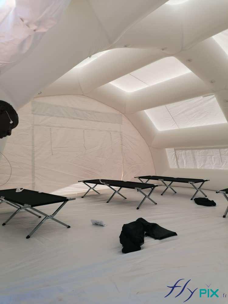 , Bertrand Export Brisbane / Prony Resources en Nouvelle-Calédonie, Melanesie: tente PMA L = 10 m x l = 6 m,  Vue intérieure de la tente gonflable PMA : bâche au sol amovible en PVC et lits picots pliables.