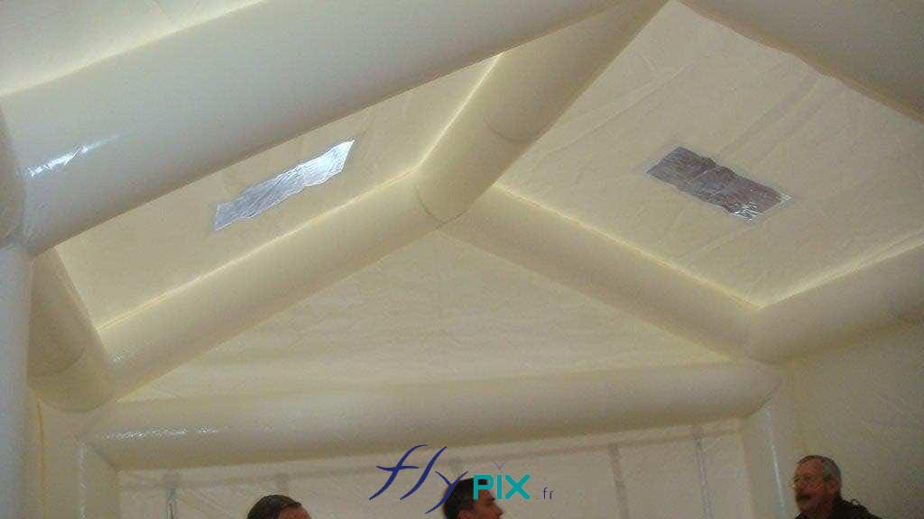 , Fabrication sur mesure d’une tente gonflable industrielle, air captif, forme maison,  Vue intérieure de l'abri gonflable industriel, avec un grand volume et une grande surface de travail. La structure gonflable est très bien stabilisée grâce aux boudins d'ossatures gonflables, interconnectés, air captif, aux jointures étanches, gonflés à l'air avec une pompe électrique.C'est une très bonne solution pour donner à la tente gonflable une très grande stabilité structurelle.- Droits réservés reproduction interdite. Copyright FlyPix / Vivien LAÏLLE.