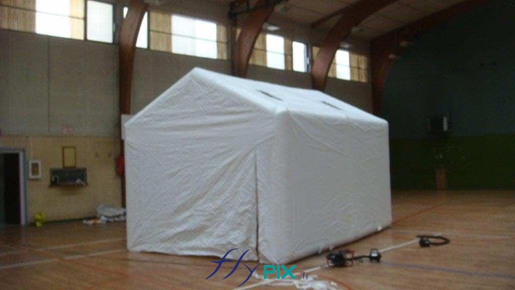 , Fabrication sur mesure d’une tente gonflable industrielle, air captif, forme maison,  Une vue générale d'un abri gonflable industriel, air captif, en forme de maison, entièrement fabriquée sur mesure par nos soins, en enveloppe PVC 0.6 mm simple peau. - Droits réservés reproduction interdite. Copyright FlyPix / Vivien LAÏLLE.