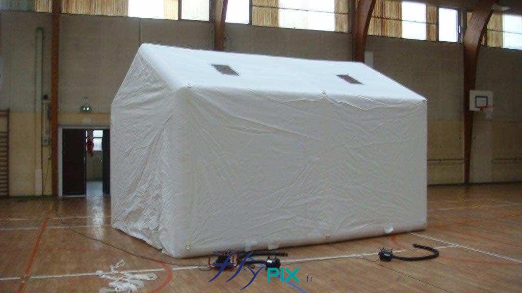 , Fabrication sur mesure d’une tente gonflable industrielle, air captif, forme maison,  Vue latérale de l'abri gonflable industriel, avec à la base proche du sol un manchon à air qui permet de contrôler la qualité ou la température de l'environnement et de l'air à l'intérieur de la structure gonflable. Il est possible par exemple, grâce à ce manchons à air, de refroidir l'air avec un climatiseur ou de réchauffer l'air avec un chauffage, ou bien de filtrer l'air intérieur pouvant contenir des particules toxiques, poussières ou solvants volatils.