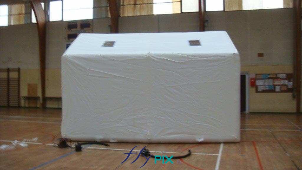 , Fabrication sur mesure d’une tente gonflable industrielle, air captif, forme maison,  Une vue latérale d'une tente gonflable industrielle air captif, en forme de maison, pouvant être utilisée à la fois en environnement intérieur et aussi en environnement extérieur, avec des lestages adaptés. - Droits réservés reproduction interdite. Copyright FlyPix / Vivien LAÏLLE.