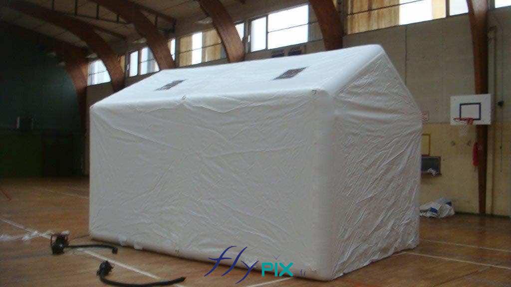 , Fabrication sur mesure d’une tente gonflable industrielle, air captif, forme maison,  Nous sommes spécialisés dans la fabrication sur mesure d'abris gonflables, tentes gonflables, et hangars gonflables de grandes tailles, pour l'industrie, le BTP, l'aéronautique,... Ce type d'abri gonflable industriel peut par exemple être utilisé comme cabine de peinture mobile ou temporaire, pour protéger des machines ou des pièces de la poussière extérieure, ou encore pour faire la maintenance ou la réparation d'engins industriels. - Droits réservés reproduction interdite. Copyright FlyPix / Vivien LAÏLLE.