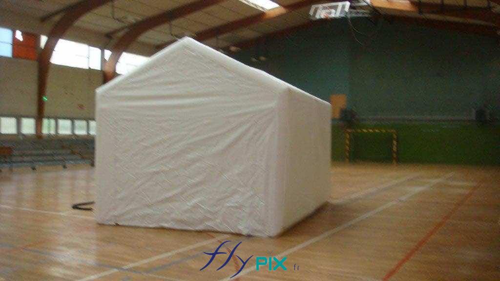 , Fabrication sur mesure d’une tente gonflable industrielle, air captif, forme maison,  Une vue générale d'un abri gonflable industriel, air captif, en forme de maison, entièrement fabriquée sur mesure par nos soins, en enveloppe PVC 0.6 mm simple peau. - Droits réservés reproduction interdite. Copyright FlyPix / Vivien LAÏLLE.