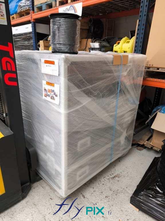 , Bertrand Export Brisbane / Prony Resources en Nouvelle-Calédonie, Melanesie: tente PMA L = 10 m x l = 6 m,  Caisson flycase de rangement très solide et très robuste, fabriqué sur mesure par nos soins, avec des renforts et à roulette, pour ranger et protéger l'abri gonflable pendant les futurs transports.