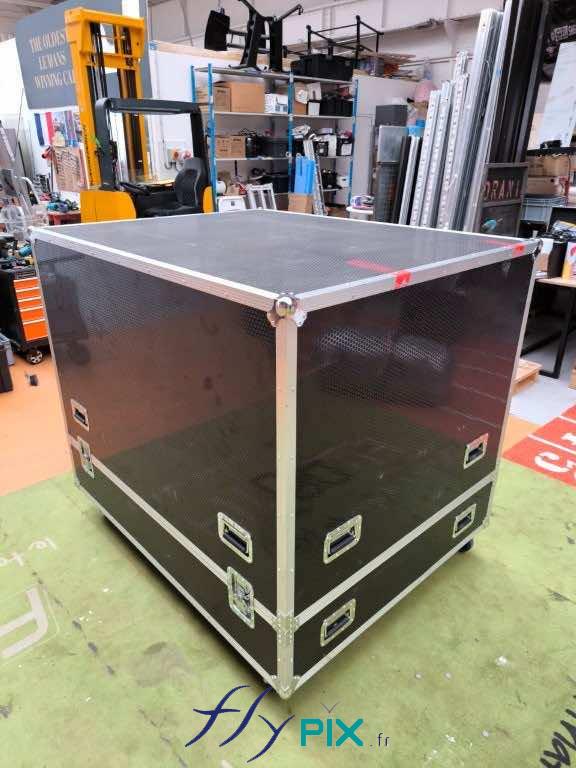 , Bertrand Export Brisbane / Prony Resources en Nouvelle-Calédonie, Melanesie: tente PMA L = 10 m x l = 6 m,  Caisson flycase de rangement très solide et très robuste, fabriqué sur mesure par nos soins, avec des renforts et à roulette, pour ranger et protéger l'abri gonflable pendant les futurs transports.