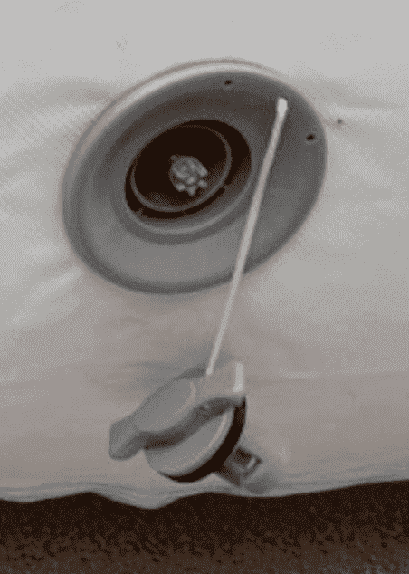 L'abri gonflable poste de premiers secours est une structure gonflable air captif, cela signifie que les boudins d'ossature sont étanches et les jointures des enveloppes en PVC 0.6 mm simple peau sont soudées. Les tentes gonflables de types air captif sont gonflées à l'air avec une pompe électrique ou bien grâce à un régulateur de pression. Sur cette photo, est visible une valve 1/4 de tour, une valve anti-retour, grâce à laquelle, via un embout adapté, la pompe électrique insuffle de l'air dans la structure gonflable. – Copyright Vivien LAÏLLE / FlyPix - Droits réservés, reproductions interdites.