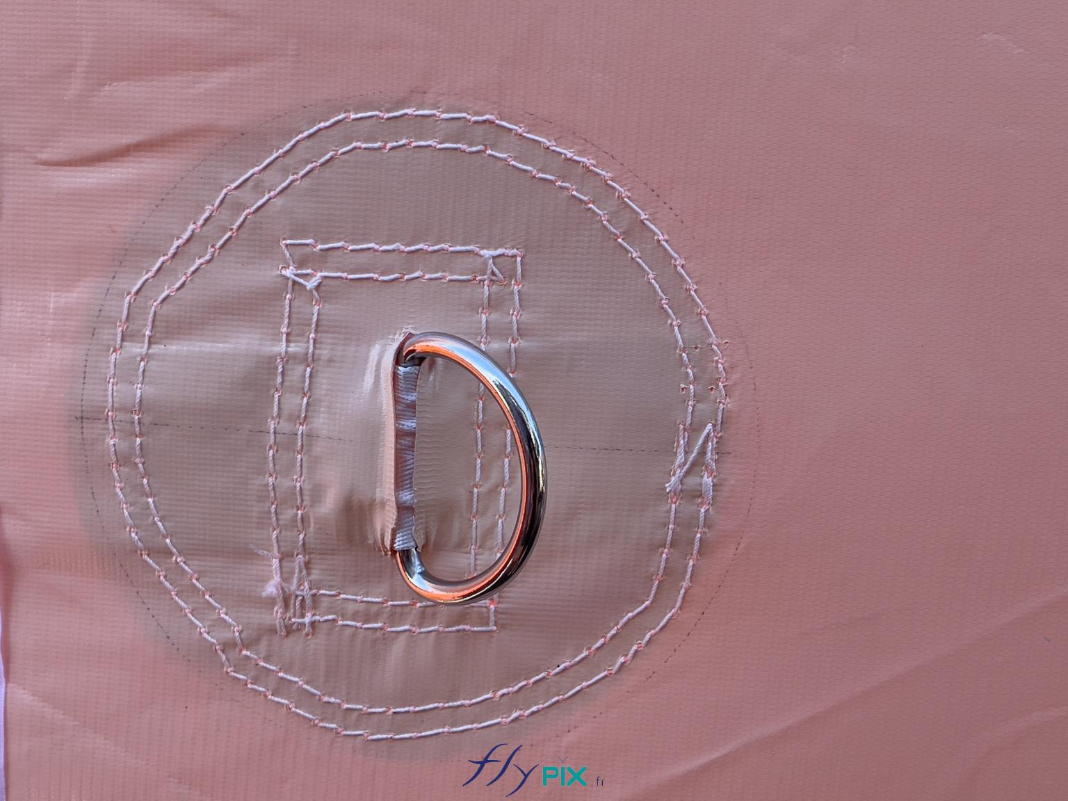 , Hangar gonflable militaire L = 25 m x l = 14 m x H = 7 m, S = 350 m2,  Les anneaux de fixations métalliques sont des interfaces, des attaches qui sont très solides et avec une finition impeccable, comme le montre cette photographie ci-dessus. - Copyright : Vivien LAÏLLE/FLYPIX, droits réservés.