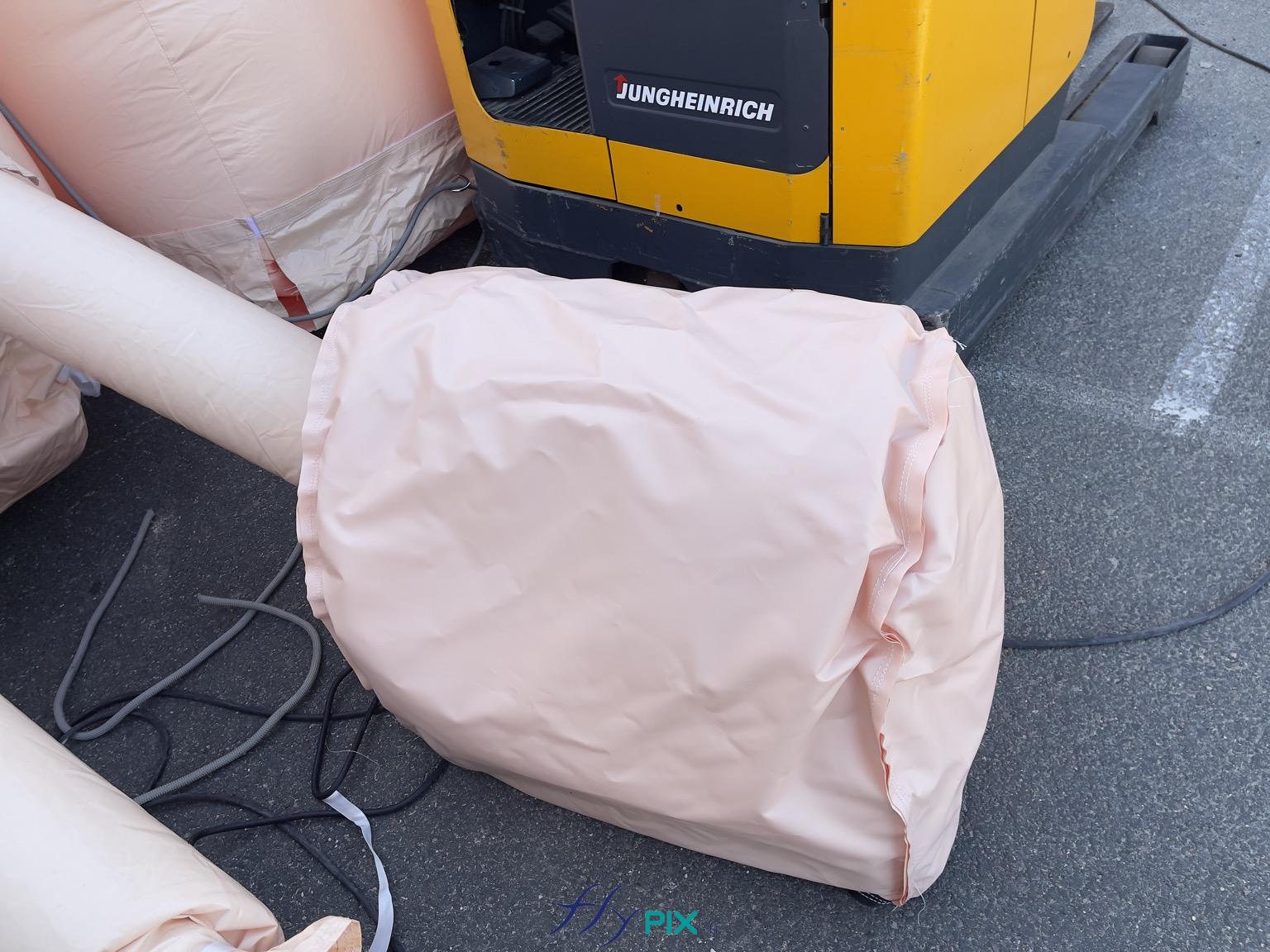 , Hangar gonflable militaire L = 25 m x l = 14 m x H = 7 m, S = 350 m2,  Une vue détaillée d'un caisson protège pluie, réduction de bruits pour une turbine électrique. Cet accessoire, optionnel, est recommandé pour protéger les turbines de la pluie, des intempéries et de la poussière, mais aussi pour améliorer le confort des usagers, en réduisant les nuisances sonores provoquées par les turbines électriques. - Copyright : Vivien LAÏLLE/FLYPIX, droits réservés.