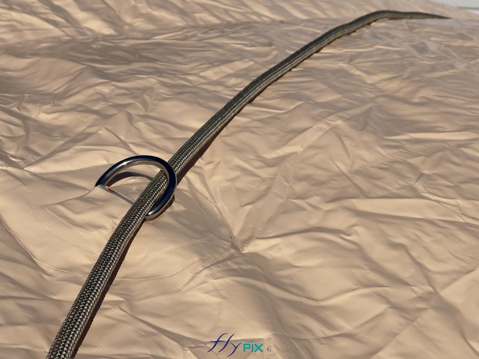 , Hangar gonflable militaire L = 25 m x l = 14 m x H = 7 m, S = 350 m2,  Plusieurs anneaux métalliques sont fixés à plusieurs endroits, le long du rayon de courbure des structures gonflables, en forme de tunnel demi-lune, à travers lesquels nous plaçons des cordes marine pro Lancelin de 1 cm de diamètre environ, très solides et très robustes, et qui servent pour la lestage des différents modules du hangar gonfable. Les drisses sont ainsi fixées aux lestages, compsés de gros sacs à remplir de sable. - Copyright : Vivien LAÏLLE/FLYPIX, droits réservés.