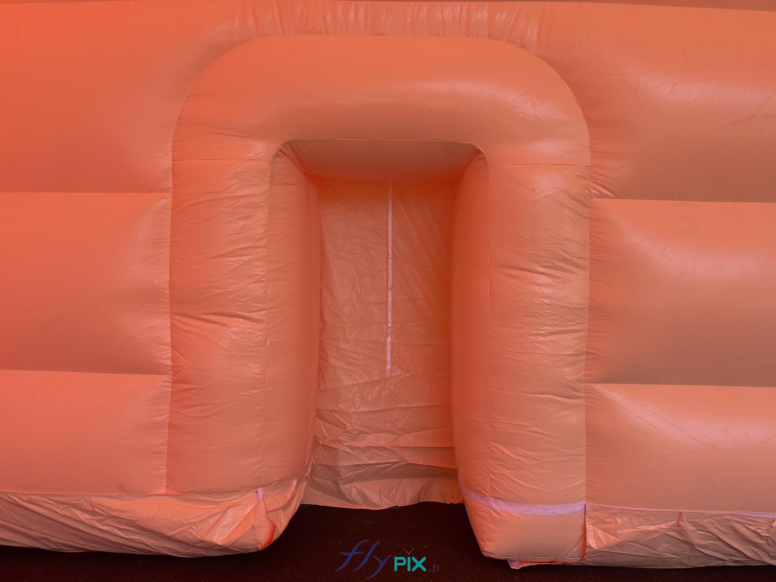 , Hangar gonflable militaire L = 25 m x l = 14 m x H = 7 m, S = 350 m2,  Sur cette photo, prise depuis l'intérieur du premier module gonflable du hangar militaire, au niveau du pignon avant, nous voyons la petite porte de service, ici fermée avec une bâche fixée par des bandes velcro. - Copyright : Vivien LAÏLLE/FLYPIX, droits réservés.