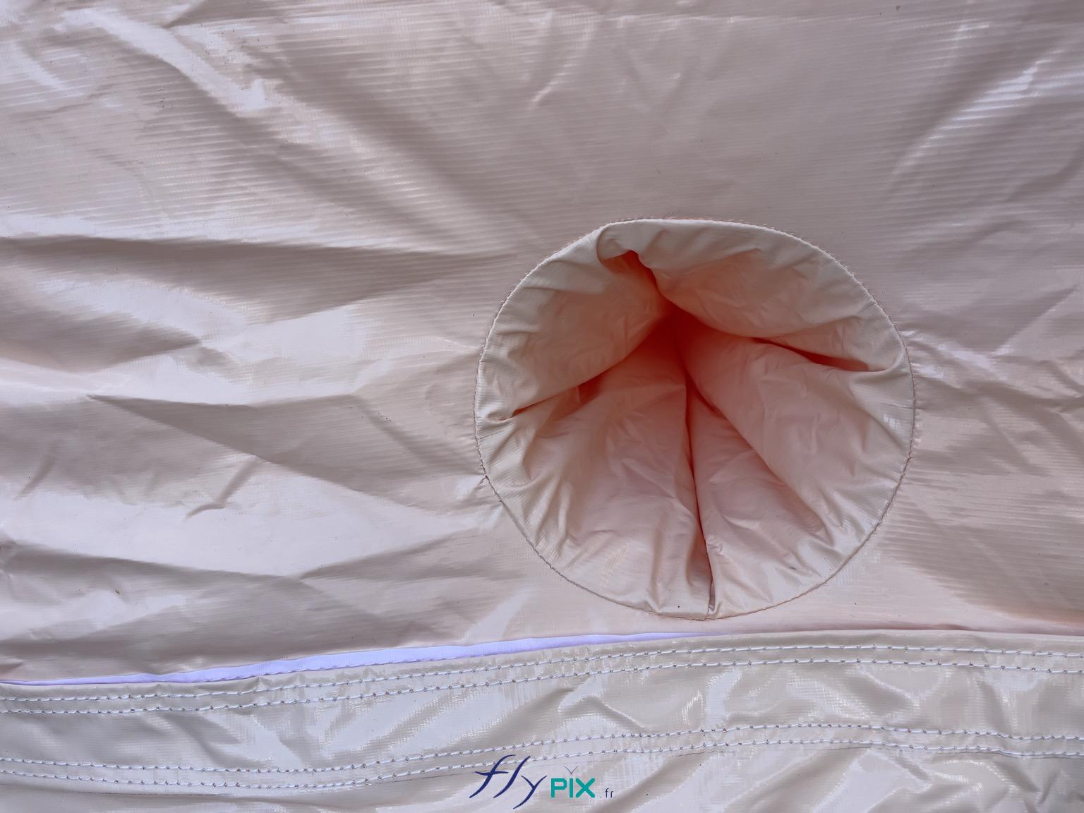 , Hangar gonflable militaire L = 25 m x l = 14 m x H = 7 m, S = 350 m2,  Voici un trou qui permet d'y faire passer des gaines ou des fils électriques à l'intérieur du hangar gonflable. - Copyright : Vivien LAÏLLE/FLYPIX, droits réservés.