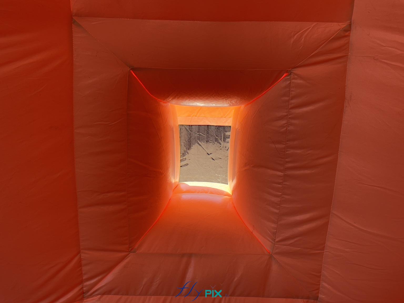 , Hangar gonflable militaire L = 25 m x l = 14 m x H = 7 m, S = 350 m2,  Ceci est une fenêtre transparente avec un volet pliable et amovible, qui permet de disposer d'une source de lumière naturelle à l'intérieur d'un module de hangar gonflable. - Copyright : Vivien LAÏLLE/FLYPIX, droits réservés.