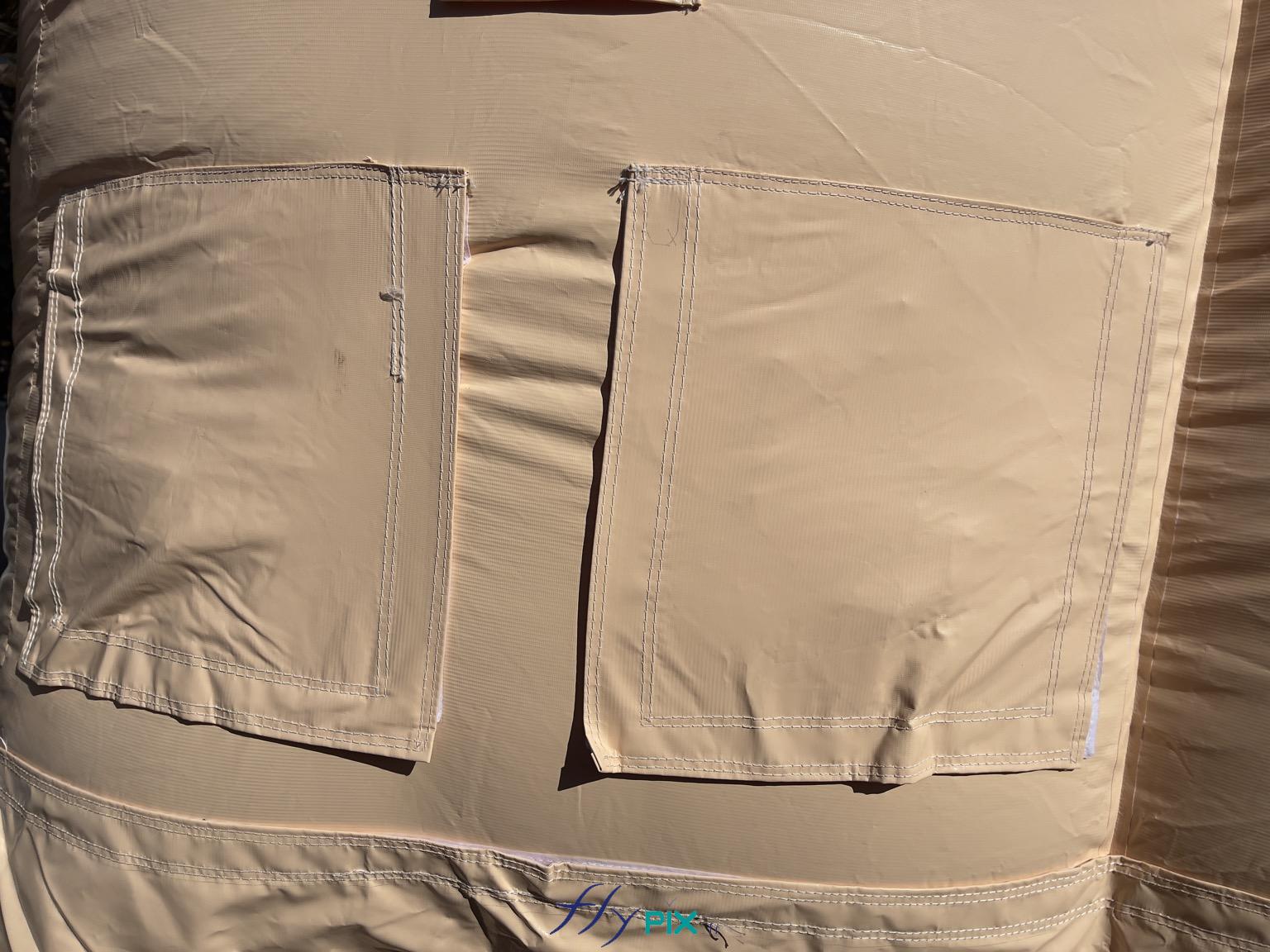 , Hangar gonflable militaire L = 25 m x l = 14 m x H = 7 m, S = 350 m2,  Voici 2 manchons à air pliés, avec leur protection et leurs volets appliqués. - Copyright : Vivien LAÏLLE/FLYPIX, droits réservés.