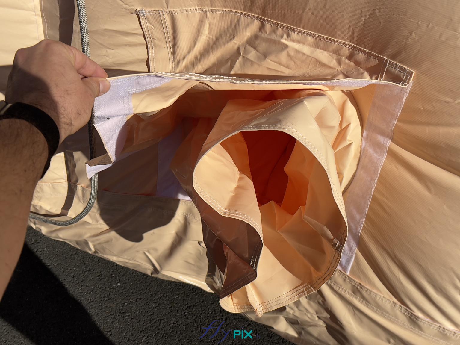 , Hangar gonflable militaire L = 25 m x l = 14 m x H = 7 m, S = 350 m2,  Les manchons à air peuvent être utilisés ou pas selon les besoins, ils sont protégés par un volet, une bâche pliable et amovible, fixée par des bandes velcro. - Copyright : Vivien LAÏLLE/FLYPIX, droits réservés.