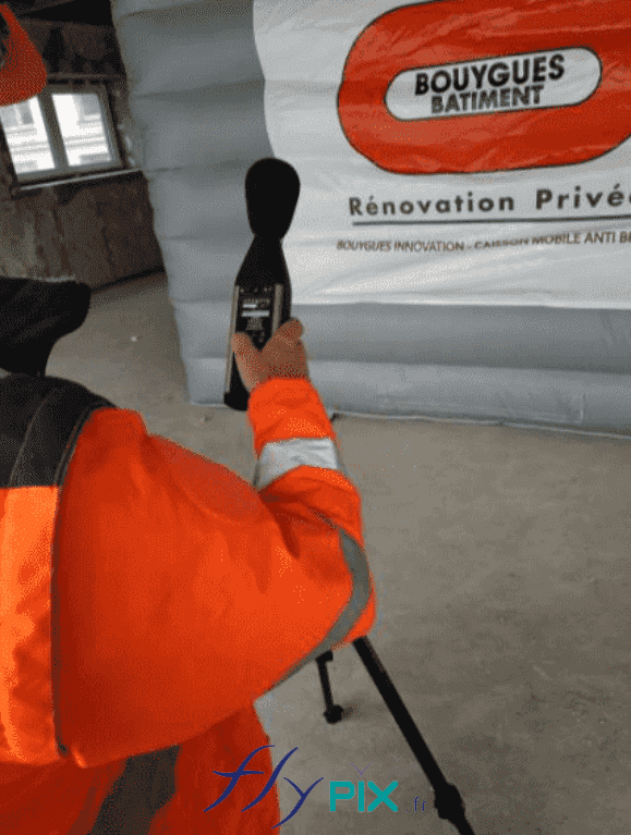 Grâce à nos structures gonflables, nous proposons une atténuation de bruits avec un coefficient mesuré par microphones Rw+C (in situ) de -18 à -20 décibels, grâce à un phénomène physique nommé masse-ressort-masse (test CSTB et test in situ). – Droits réservés, reproduction interdite. Copyright FlyPix / Vivien LAÏLLE.