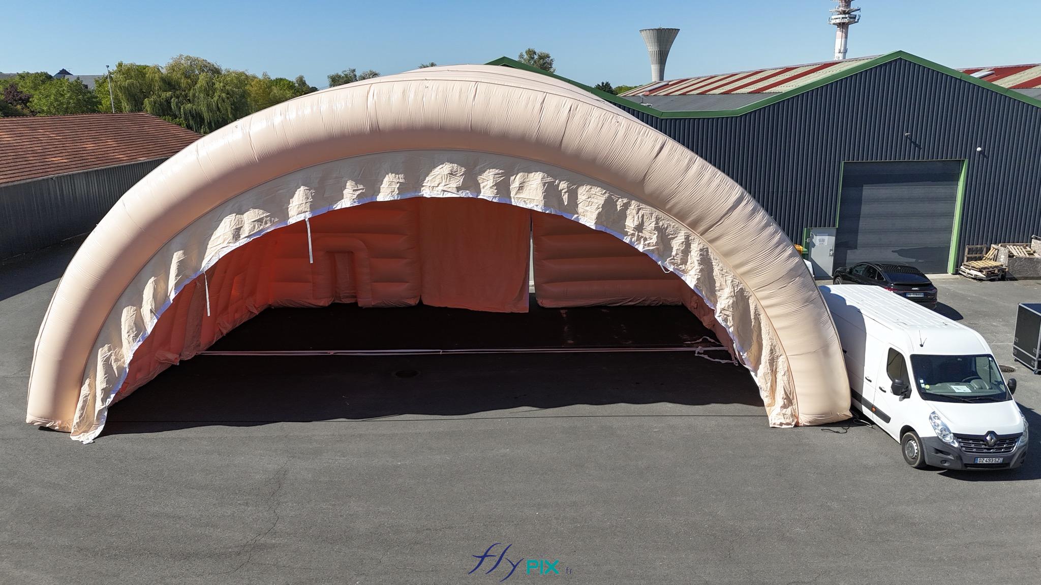 , Hangar gonflable militaire L = 25 m x l = 14 m x H = 7 m, S = 350 m2,  Une prise de vue photo aérienne du hangar gonflable militaire, réalisée pendant une session d'un déploiement/montage test de la structure gonflable, et la pour la formation des membres de l'équipe du commanditaire. - Copyright : Vivien LAÏLLE/FLYPIX, droits réservés.