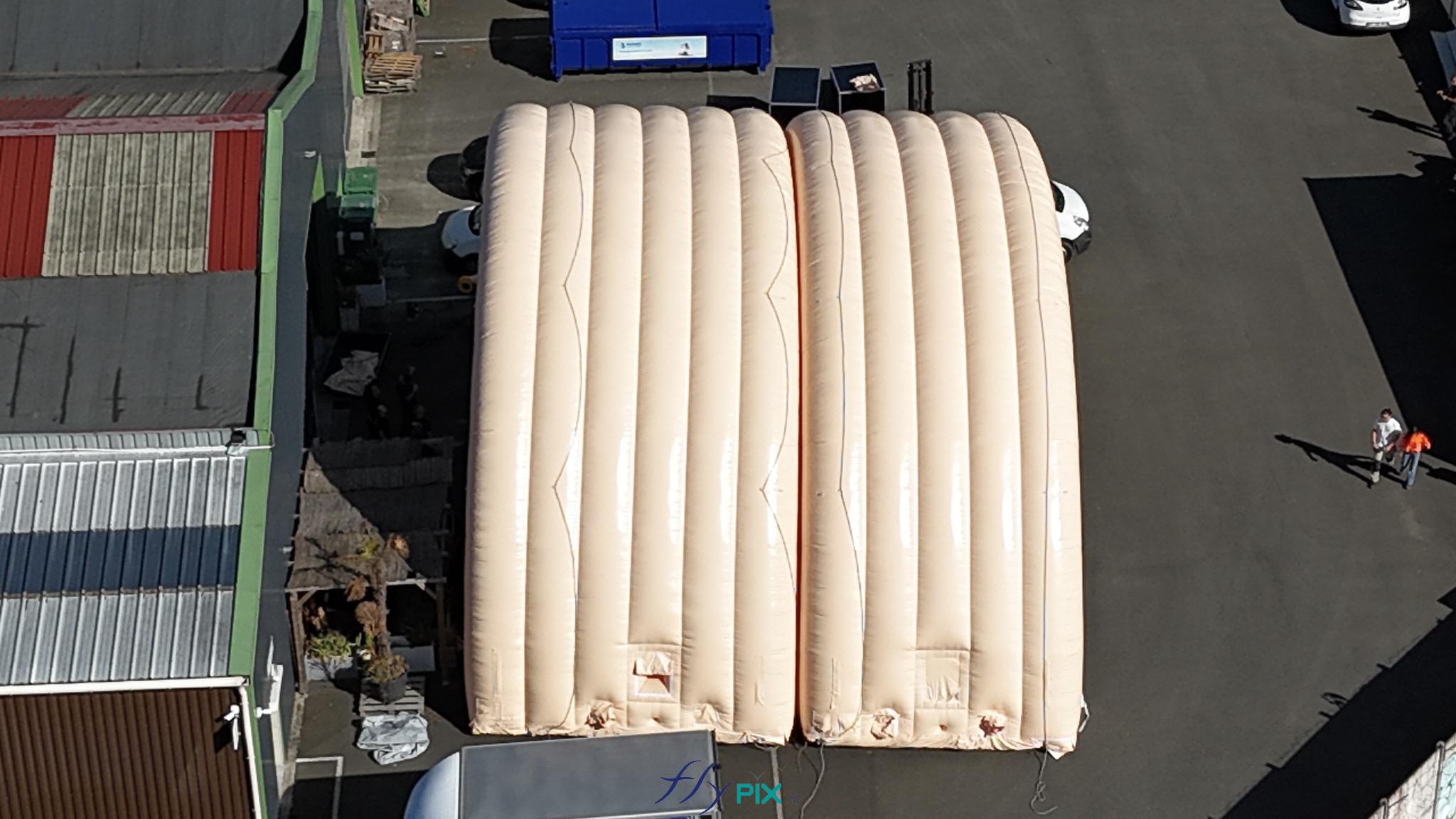 , Hangar gonflable militaire L = 25 m x l = 14 m x H = 7 m, S = 350 m2,  Dans cet exemple, nous voyons 2 modules, mais en fait il y en a 5 en tout. L'autre avantage est que la surface utile intérieure peut être modulée et différente entre telle ou telle opération militaire ; il est même possible de les utiliser simultanément sur 2 sites géographiques différents, au choix, en hangar ouvert ou bien fermé avec pignon avant / arrière ; une solution qui procure une très grande polyvalence sur le terrain.