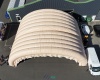 Sur cette photo aérienne, il est possible de voir le type de mur, composé d'un matériau solide, car entièrement en enveloppe PVC 0.45 mm double peau capitonnée, qui procure à la fois une isolation thermique et acoustique, et une grande solidité à l'ensemble de la structure gonflable.