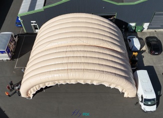 Sur cette photo aérienne, il est possible de voir le type de mur, composé d'un matériau solide, car entièrement en enveloppe PVC 0.45 mm double peau capitonnée, qui procure à la fois une isolation thermique et acoustique, et une grande solidité à l'ensemble de la structure gonflable.