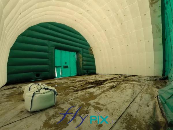 Une photo prise depuis d'intérieur du hangar gonflable de grande taille, en forme de tunnel demi-lune, en 2 modules connectés de 200 m2, soit une surface utile de travail intérieure de 400 m2, idéal pour un chantier de dépollution de site ou un chantier BTP, et aussi industriel. - Photo : copyright FlyPix/Vivien LAÏLLE, droits réservés. Une photo prise depuis d'intérieur du hangar gonflable de grande taille, en forme de tunnel demi-lune, en 2 modules connectés de 200 m2, soit une surface utile de travail intérieure de 400 m2, idéal pour un chantier de dépollution de site ou un chantier BTP, et aussi industriel. - Photo : copyright FlyPix/Vivien LAÏLLE, droits réservés.