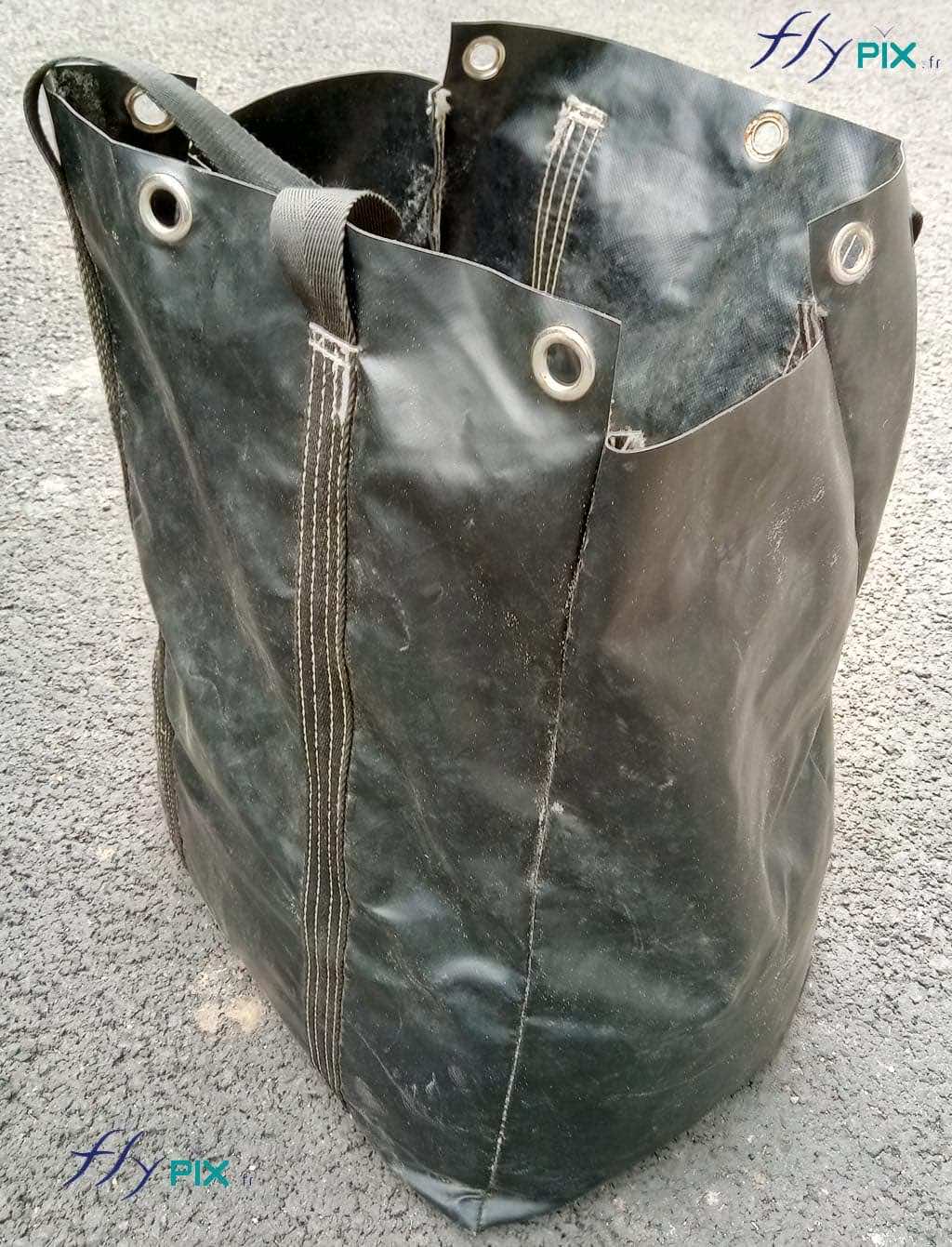 Vue détaillée d'un sac de lestage à remplir de sable, un accessoire fabriqué sur mesure par nos soins. Il est primordial de bien lester la structure gonflable par rapport aux vents, cette action ne doit surtout pas être négligée. Vue détaillée d'un sac de lestage à remplir de sable, un accessoire fabriqué sur mesure par nos soins. Il est primordial de bien lester la structure gonflable par rapport aux vents, cette action ne doit surtout pas être négligée.