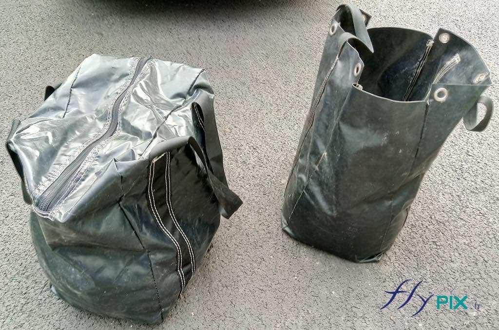 Sacs de lestage à remplir de sable, fabriqués sur mesure par nos soins, pour les haubans et pour assurer la bonne stabilisation et la bonne assise de l'abri gonflable PMA. Sacs de lestage à remplir de sable, fabriqués sur mesure par nos soins, pour les haubans et pour assurer la bonne stabilisation et la bonne assise de l'abri gonflable PMA.