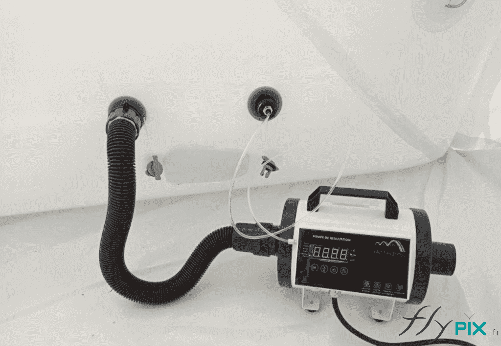 Pompe électrique réversible, 220 V, normes CE, garantie 1 an, puissance 1200 W. Ce type de pompe permet de gonfler les boudins d'ossature de la tente gonflable PMA air captif très rapidement et très efficacement. Un régulateur de pression est nécessaire pour les déploiements de longue durée, de plusieurs jours. Il permet de compenser les variations de pression et les variations de la dilatation de l'air dans les boudins d'ossatures, en fonction de la pression atmosphérique, de la température ambiante et de l'ensoleillement. Il y a aussi des valves de surpression qui vont agir en cas de surpression ou de dilatation de l'air rapides et importantes.