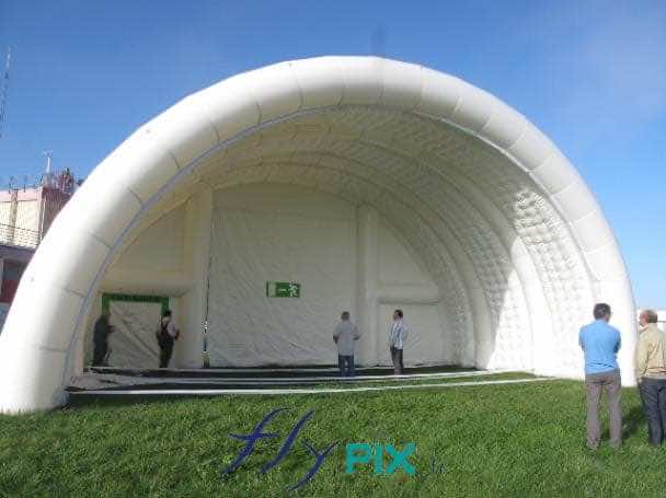 Un module tunnel demi-lune d'abri gonflable pour une scène de spectacle. Un pignon est toujours ouvert et l'autre toujours fermé. Un module tunnel demi-lune d'abri gonflable pour une scène de spectacle. Un pignon est toujours ouvert et l'autre toujours fermé.