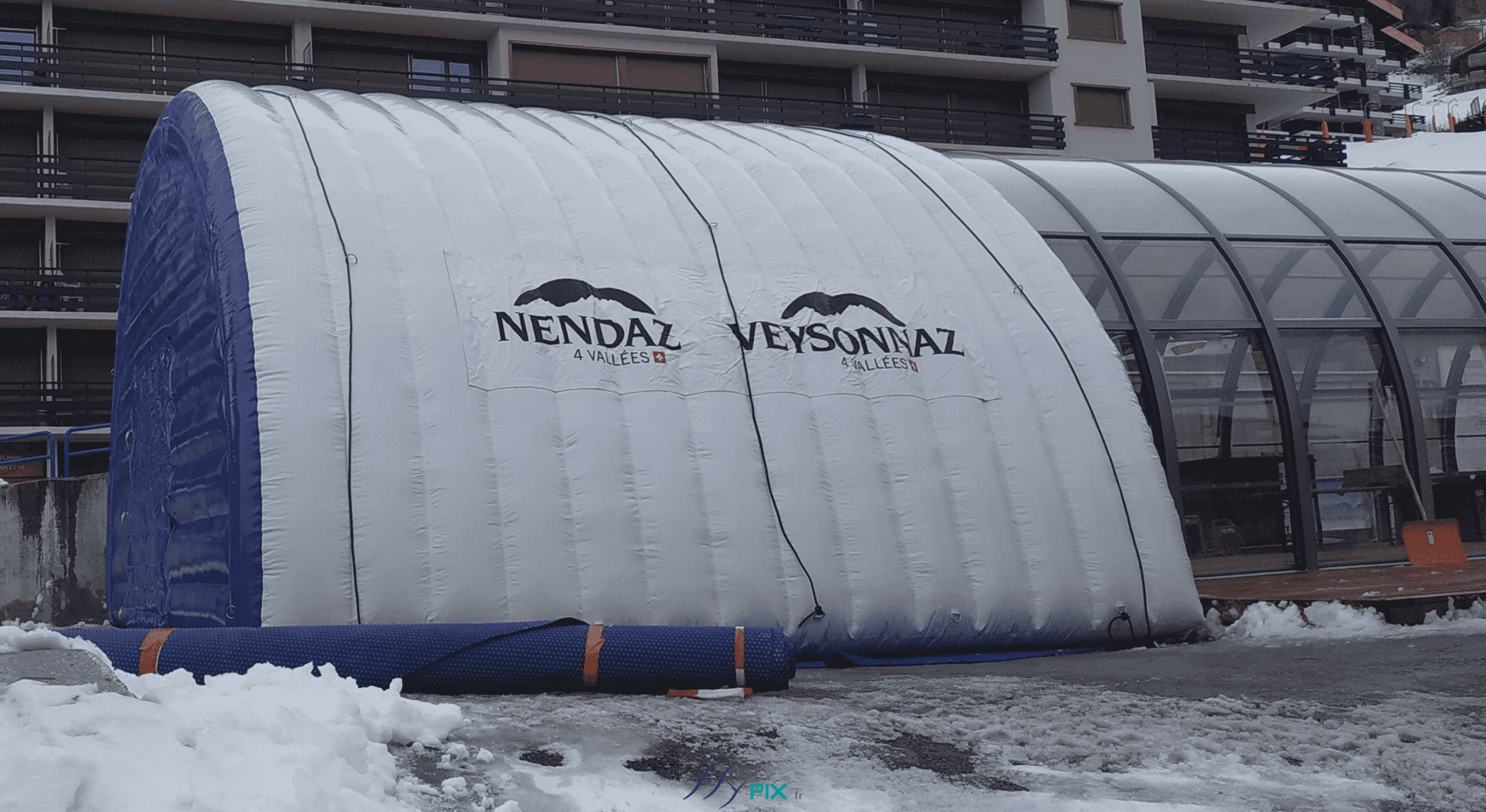 L'abri gonflable est un tunnel demi-lune, air captif, avec un pignon fermé d'un côté en enveloppe PVC 0.6 mm double peau capitonnée, c'est-à-dire la façade avant, avec une porte d'accès principale. L'autre façade, le pignon arrière est ouvert sans pignon et sans porte. Il donne un accès ouvert à la structure tunnel en métal. L'abri gonflable est un tunnel demi-lune, air captif, avec un pignon fermé d'un côté en enveloppe PVC 0.6 mm double peau capitonnée, c'est-à-dire la façade avant, avec une porte d'accès principale. L'autre façade, le pignon arrière est ouvert sans pignon et sans porte. Il donne un accès ouvert à la structure tunnel en métal.