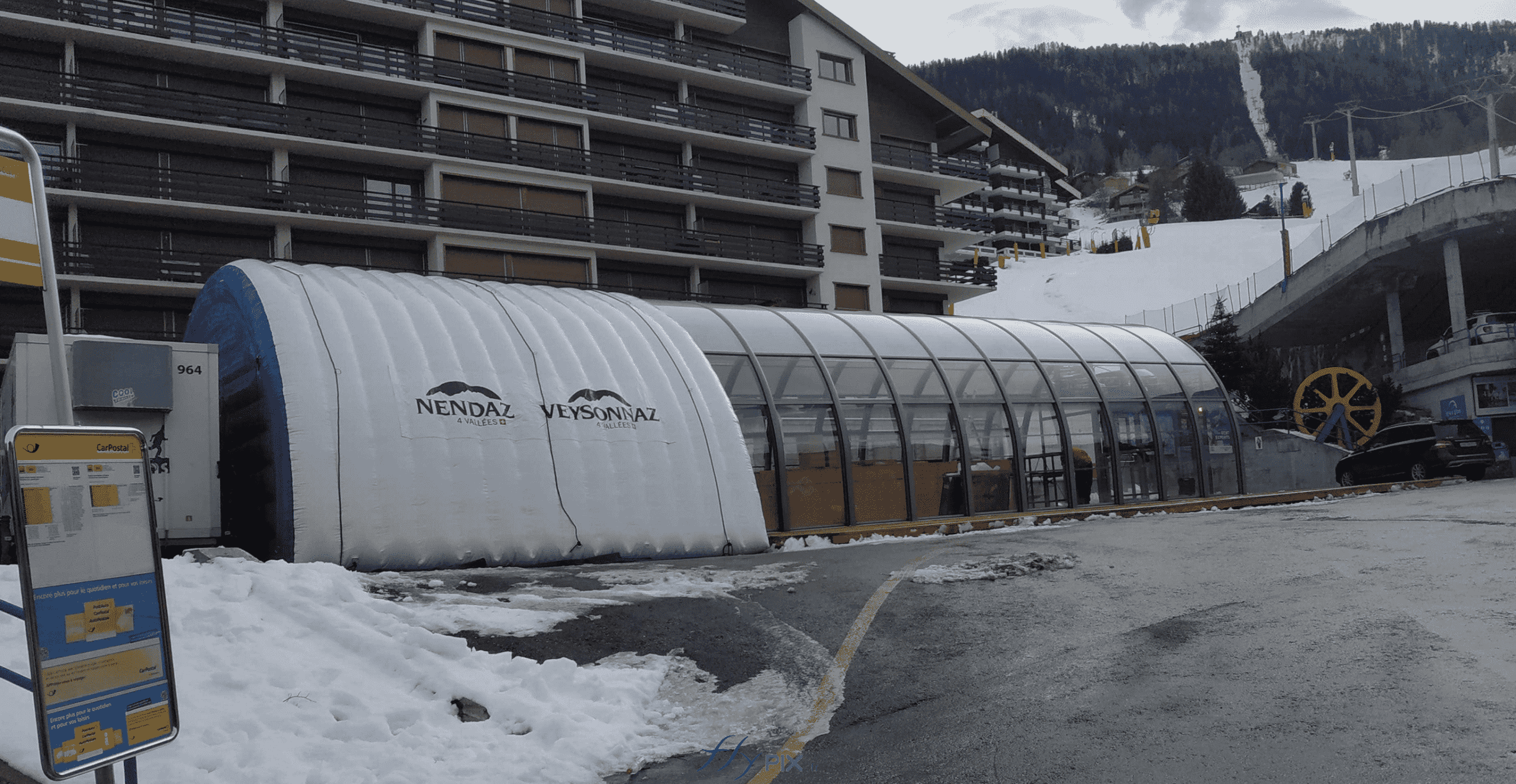 Pour cette réalisation, nous devions prendre en compte les aléas climatiques de l'hiver, l'influence des intempéries, et les variations des températures en zone de montagne, ici dans une station de ski d'hiver. Pour cette réalisation, nous devions prendre en compte les aléas climatiques de l'hiver, l'influence des intempéries, et les variations des températures en zone de montagne, ici dans une station de ski d'hiver.