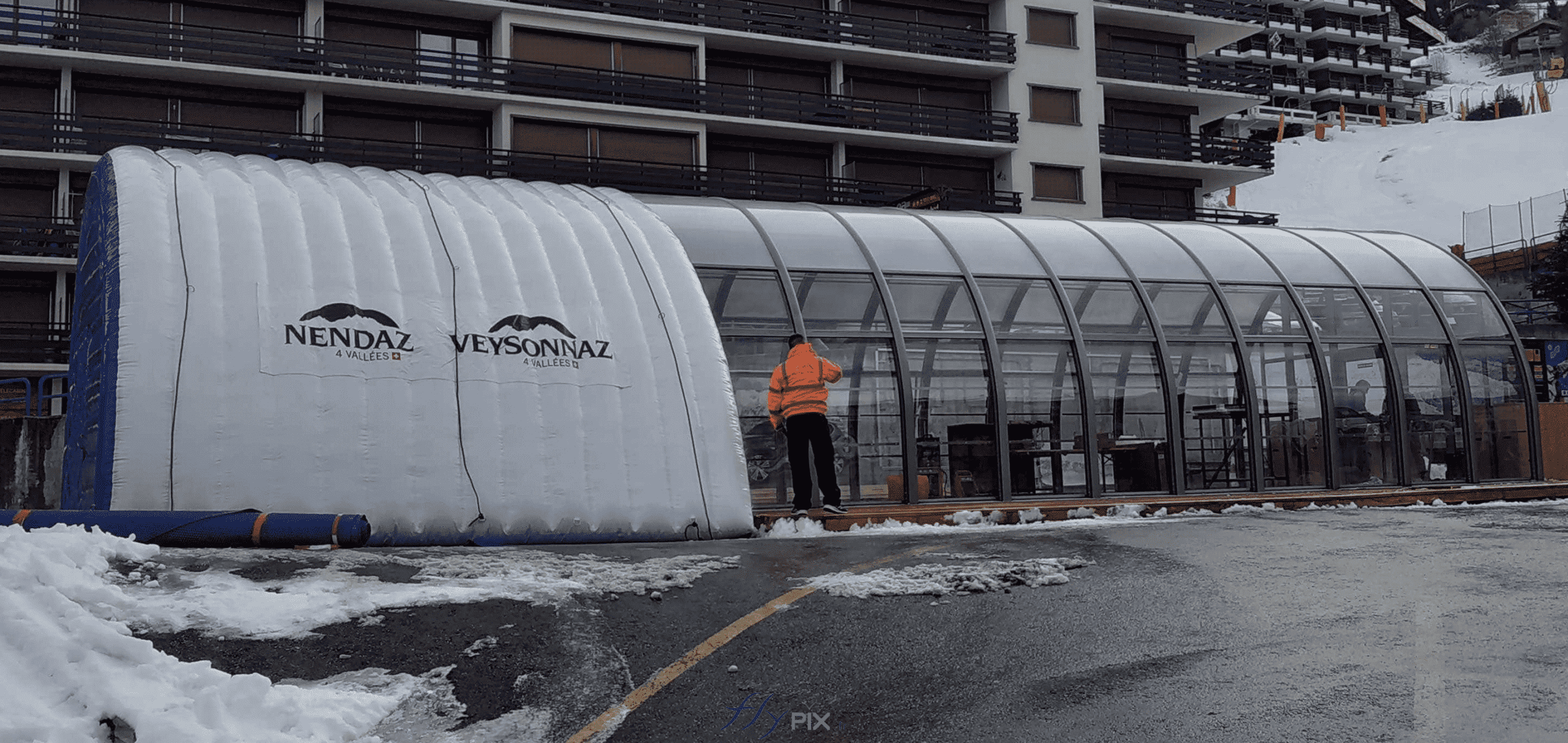 Voici un abri gonflable de type tente scènes de spectacles gonflable, en forme de tunnel demi-lune, une structure gonflable air captif, de dimensions utiles intérieures L = 10 x l = 6 x H = 4 m, entièrement en enveloppe PVC 0.6 mm double peau capitonnée. Ce module de tente gonflable, sans pignon arrière, est destiné à se raccorder à une structure en métal et en verre déjà existante, dans laquelle il y aura des spectateurs pendant l'événement. Le but étant de proposer une surface totale utile intérieure plus grande, de manière temporaire. Voici un abri gonflable de type tente scènes de spectacles gonflable, en forme de tunnel demi-lune, une structure gonflable air captif, de dimensions utiles intérieures L = 10 x l = 6 x H = 4 m, entièrement en enveloppe PVC 0.6 mm double peau capitonnée. Ce module de tente gonflable, sans pignon arrière, est destiné à se raccorder à une structure en métal et en verre déjà existante, dans laquelle il y aura des spectateurs pendant l'événement. Le but étant de proposer une surface totale utile intérieure plus grande, de manière temporaire.