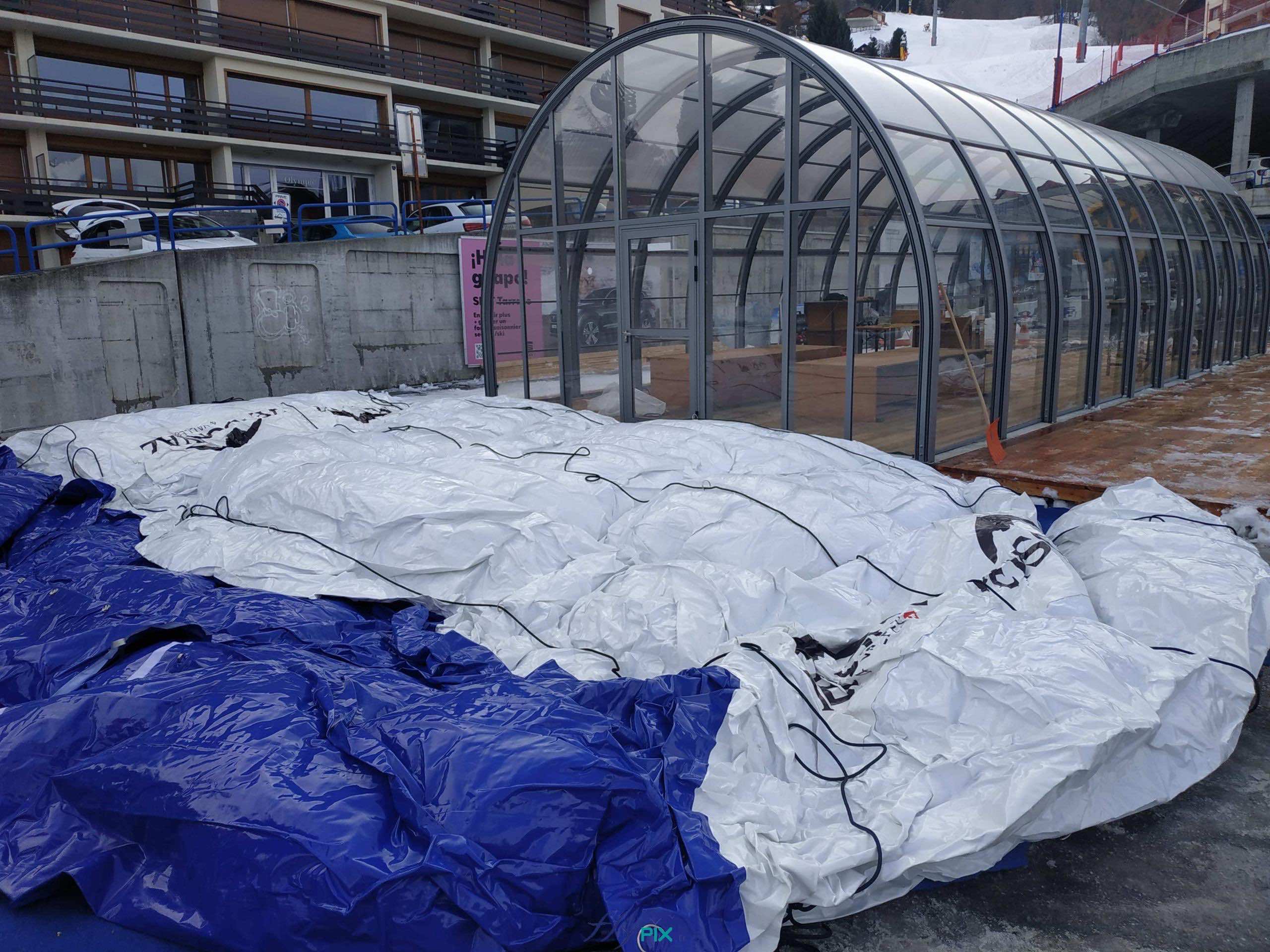 Sur cette photo, nous voyons le module gonflable déplié au sol, avant la phase de gonflage et d'installation. Pour gonfler cette structure, nous allons utiliser une pompe électrique et un régulateur de pression. La tente gonflable n'a aucun élément métallique à l'intérieur, uniquement du PVC. Observez les cordes et les drisses de haubanage, qui parcourent les œillets et les anneaux métalliques, pour assurer le lestage de l'abri gonflable. Sur cette photo, nous voyons le module gonflable déplié au sol, avant la phase de gonflage et d'installation. Pour gonfler cette structure, nous allons utiliser une pompe électrique et un régulateur de pression. La tente gonflable n'a aucun élément métallique à l'intérieur, uniquement du PVC. Observez les cordes et les drisses de haubanage, qui parcourent les œillets et les anneaux métalliques, pour assurer le lestage de l'abri gonflable.